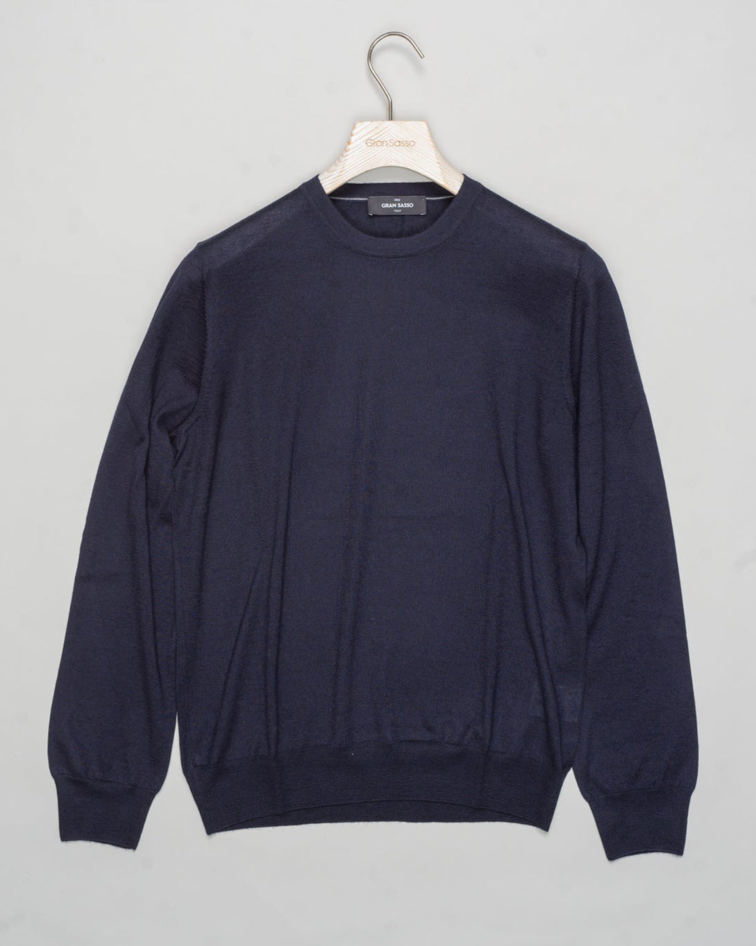 Art. 43167/15390
Col 598 / Navy
Composition 70%ws, 30%se
Made in Italy Gran Sasso Cashmere & Silk Crewneck / Navy