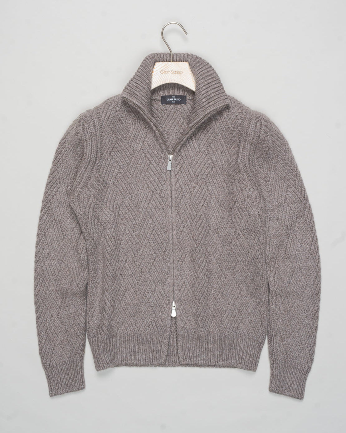 Art. 10155 15554
Col. 039 / Light Brown
Composition 100% ws
Made in Italy Gran Sasso Cashmere Basketweave Full-Zip Jacket / Light Brown