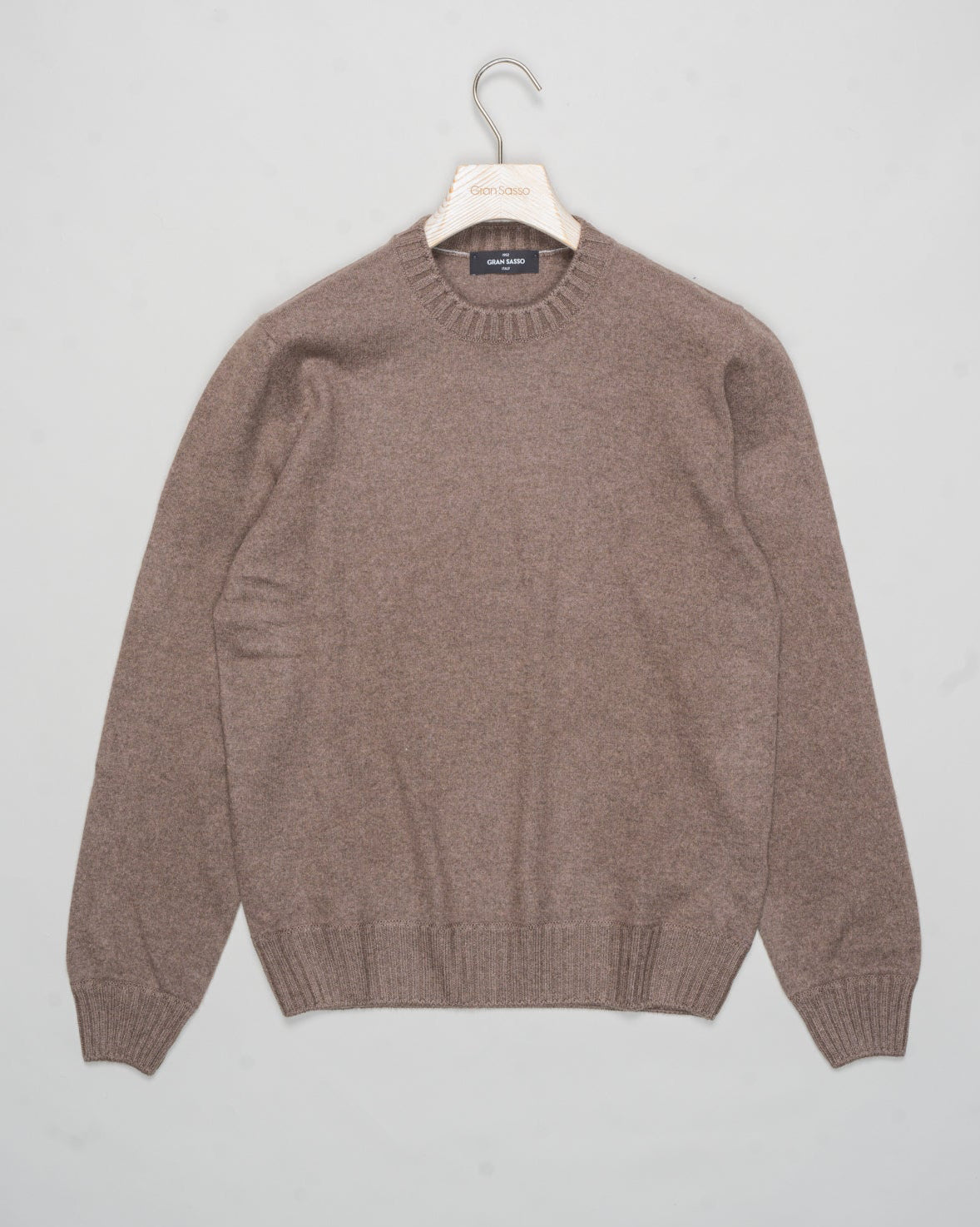 Article: 57106 / 20201
Color: 123 / Brown
Composition: 100% Cashmere (Felted)
Made in Italy Gran Sasso Felted Cashmere Crewneck / Brown