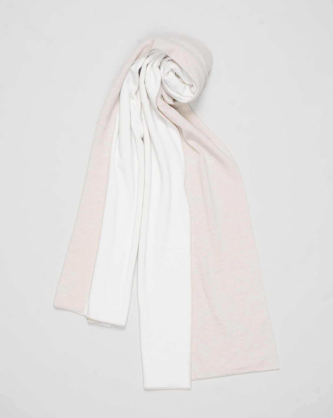 Measurements: L: 194cm W: 40cm
Article: 57123 / 15564
Color: 113 / Light Beige & Off White
Composition: 100% Cashmere
Made in Italy Gran Sasso Double Face Cashmere Scarf / Light Beige & Off White