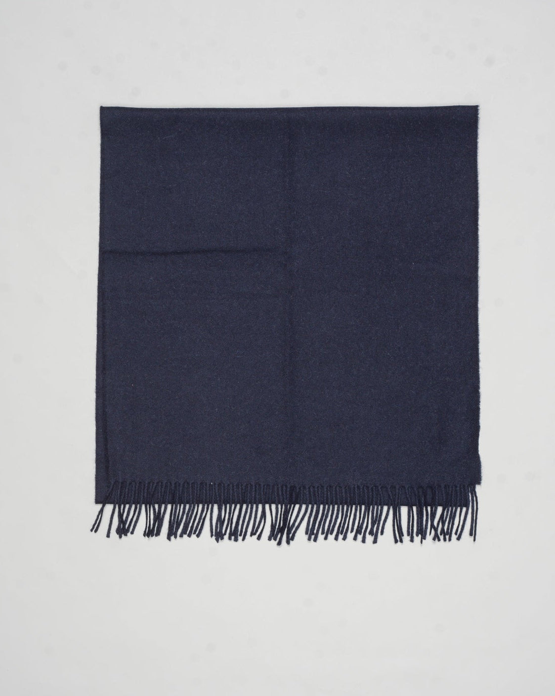 Size: 210cm x 48cm
Article: 93100 / 91000
Color: 598 / Navy
Composition 100% Cashmere
Made in Italy Gran Sasso Cashmere Scarf / Navy