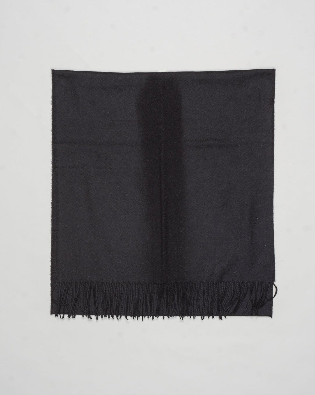 Size: 210cm x 48cm
Article: 93100 / 91000
Color: 598 / Navy
Composition 100% Cashmere
Made in Italy Gran Sasso Cashmere Scarf / Navy