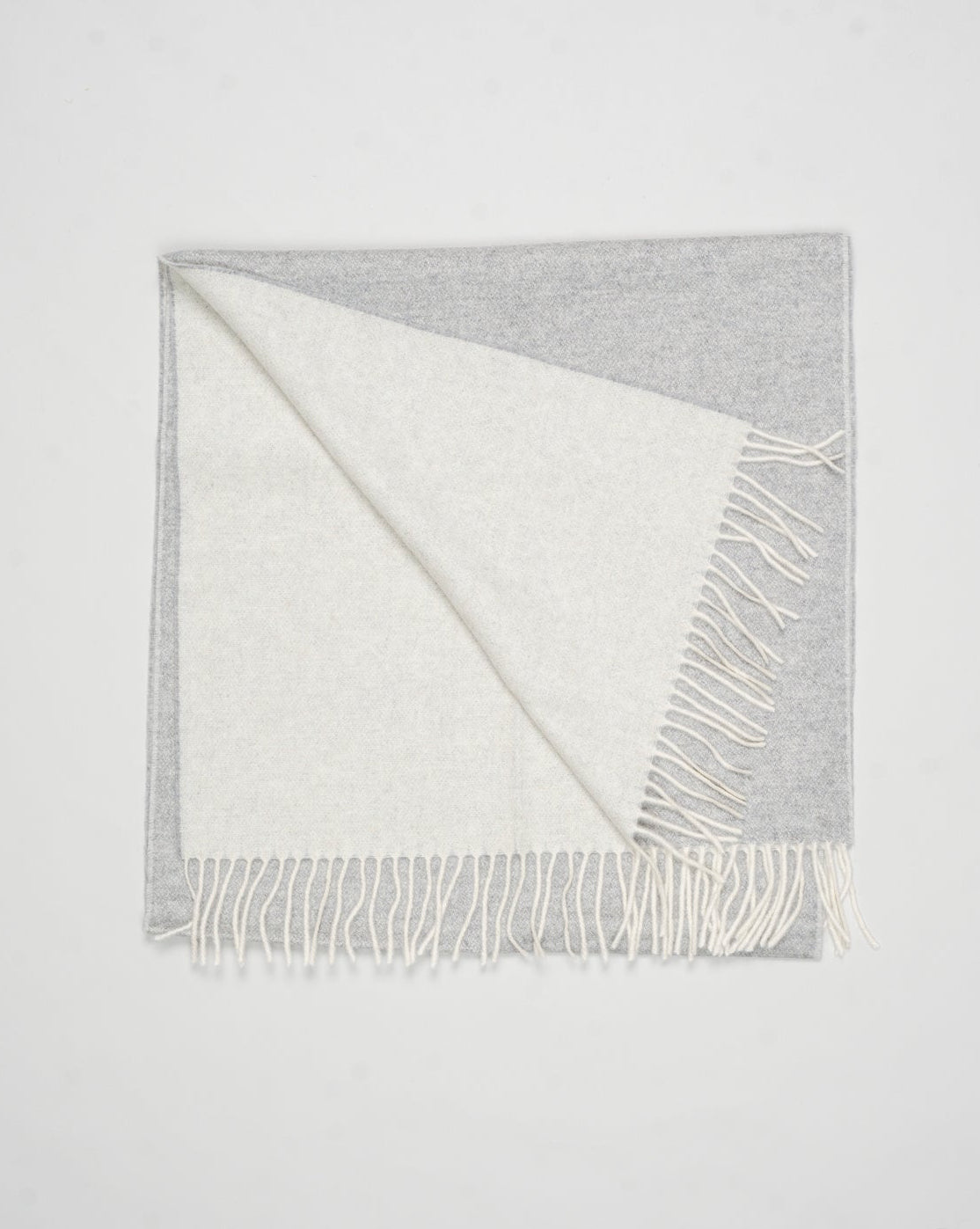 Size: 200cm x 52cm
Double Face
Article: 93101 / 91102
Color: 050 / Light Grey
Composition 80% Wool 20% Cashmere
Made in Italy Gran Sasso Wool & Cashmere Scarf / Light Grey