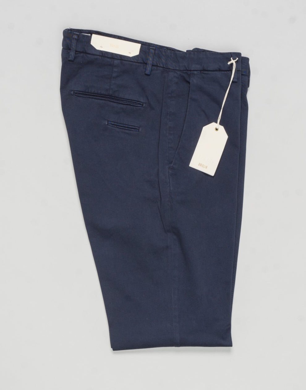 Article: 400009
Model: BG03
Color: Navy / 11
Composition: 97% Cotton 3% Elastan
Lining: 100% Cotton
Flat front
Belt loops
Slanted side pockets
Made in Naples, Italy Briglia Garment Dyed Cotton Chinos / Navy