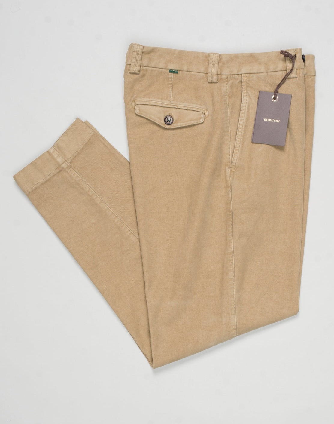 Model: Chiaiaff long-GD
Flat front
Front pockets: slanted
Back pocket left: welted right: with flap
Hemming: plain (chinos)
Article: dv2000x
Color: 3830 / Beige
Composition: 97% Cotton 3% Elastan
Made in Martina Franca, Italy Berwich Garment Dyed Chiaia Cotton Chinos / Beige