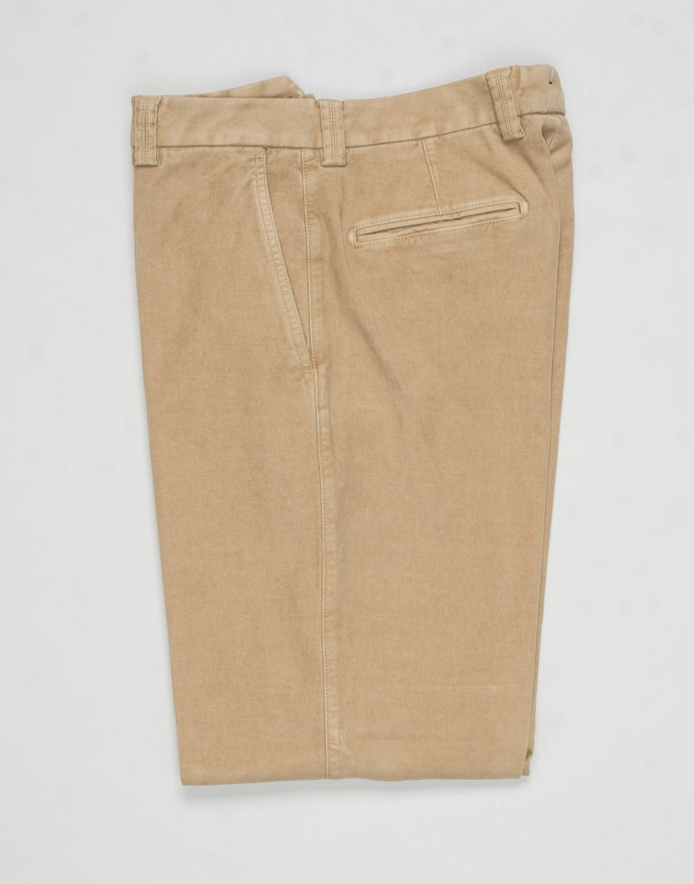 Model: Chiaiaff long-GD
Flat front
Front pockets: slanted
Back pocket left: welted right: with flap
Hemming: plain (chinos)
Article: dv2000x
Color: 3830 / Beige
Composition: 97% Cotton 3% Elastan
Made in Martina Franca, Italy Berwich Garment Dyed Chiaia Cotton Chinos / Beige