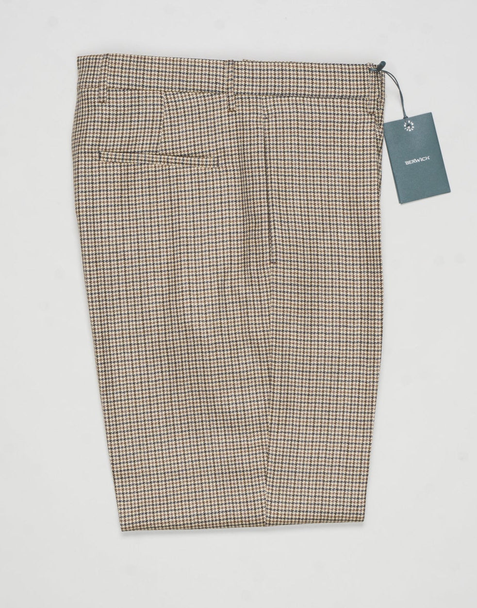 Model: Chiaia long
Single pleat
Front pockets: seam
Back pockets: welted
Hemming: 5cm turn ups
Article: ca2034
Color: Brown
Composition: 100% Virgin wool natural stretch
Made in Martina Franca, Italy Berwich Puppytooth Trousers / Beige