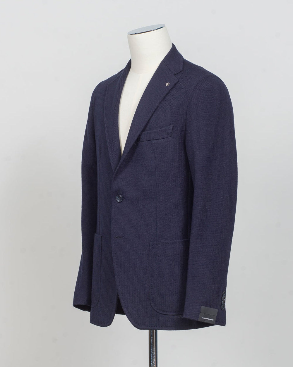 Model: Montecarlo 1SHJ22K (1.5cm longer)
Notch lapel
Single Breasted, 2 buttons
Side vents
Art 340209
Col B3459 / Navy
Composition: 40%pl 30%lana 30% acrilica
Fabric weight: 420g
Made in Martina Franca, Italy