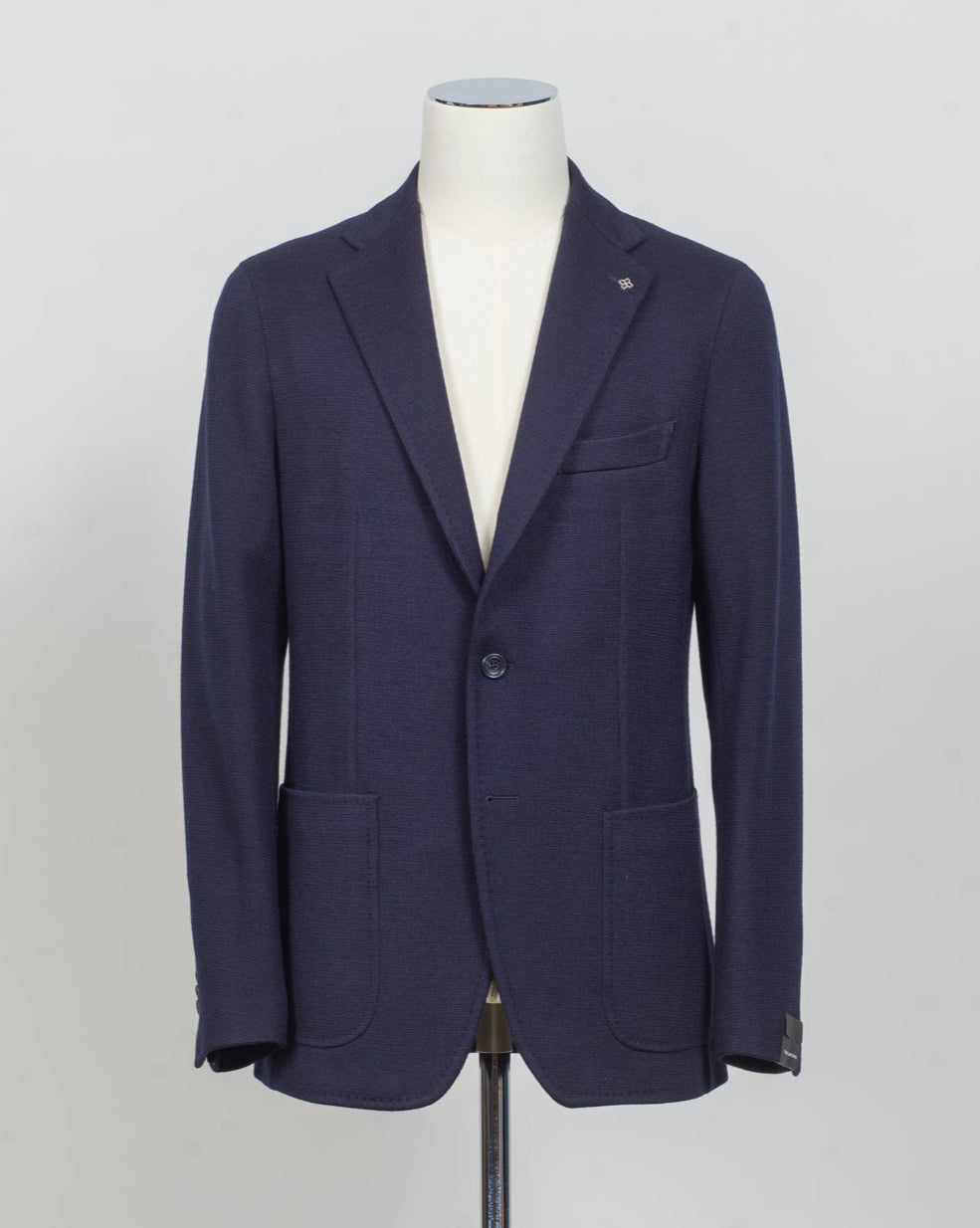 Model: Montecarlo 1SHJ22K (1.5cm longer)
Notch lapel
Single Breasted, 2 buttons
Side vents
Art 340209
Col B3459 / Navy
Composition: 40%pl 30%lana 30% acrilica
Fabric weight: 420g
Made in Martina Franca, Italy