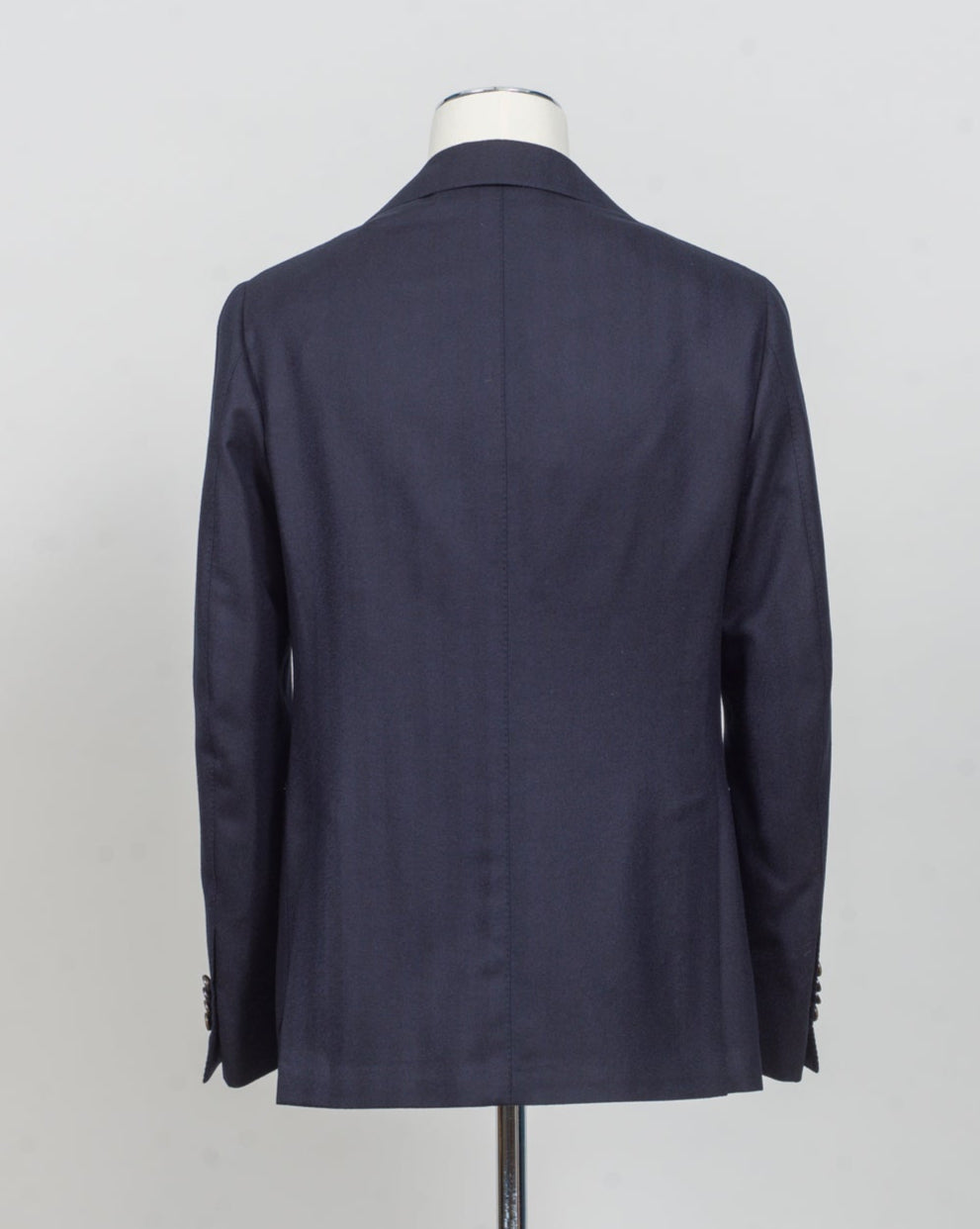 Modello: Sorrento
Hand finished
Unconstructed
Half lined
Composition: 100% Virgin Wool Flannel
Tone on tone herringbone
Article: G20953
Col 1022 / Navy
Made in Napoli, Italy
