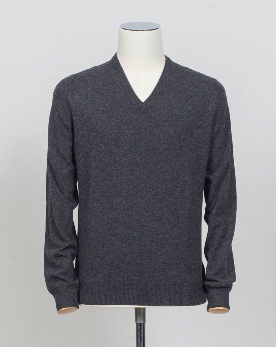 Art. 55115 19690
Col 098 Antracite
Composition: 80%wv, 10% Ws, 10%Vi
Made in Italy Gran Sasso Wool & Cashmere V-neck / Anthracite