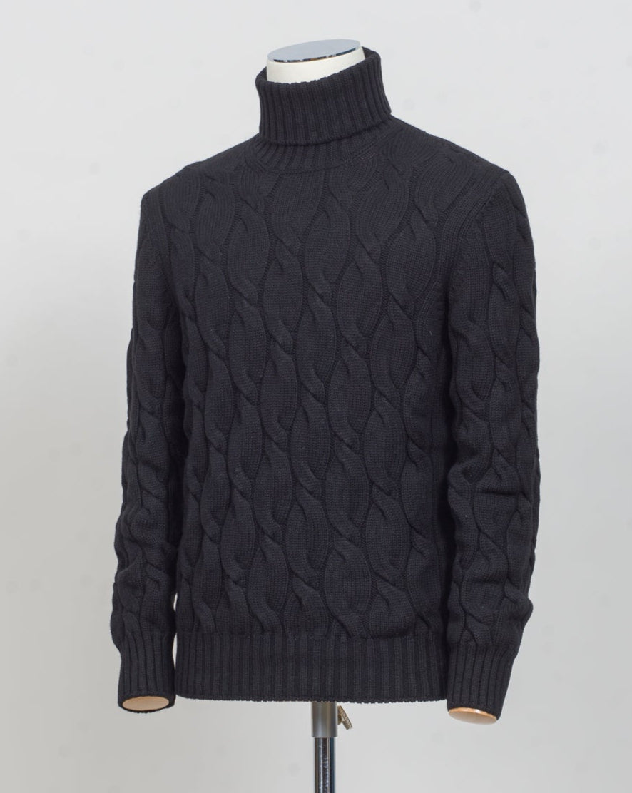 Gran Sasso Cable Roll neck
8 gauge
Art. 13115 19659
Col 099 Black
Composition 80% wv, 10% ws, 10%vi
Made in Italy Gran Sasso Cable Knit Rollneck / Black