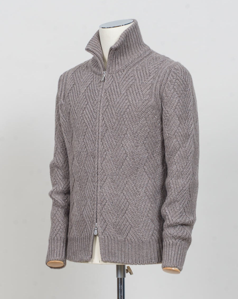 Art. 10155 15554
Col. 039 / Light Brown
Composition 100% ws
Made in Italy Gran Sasso Cashmere Basketweave Full-Zip Jacket / Light Brown