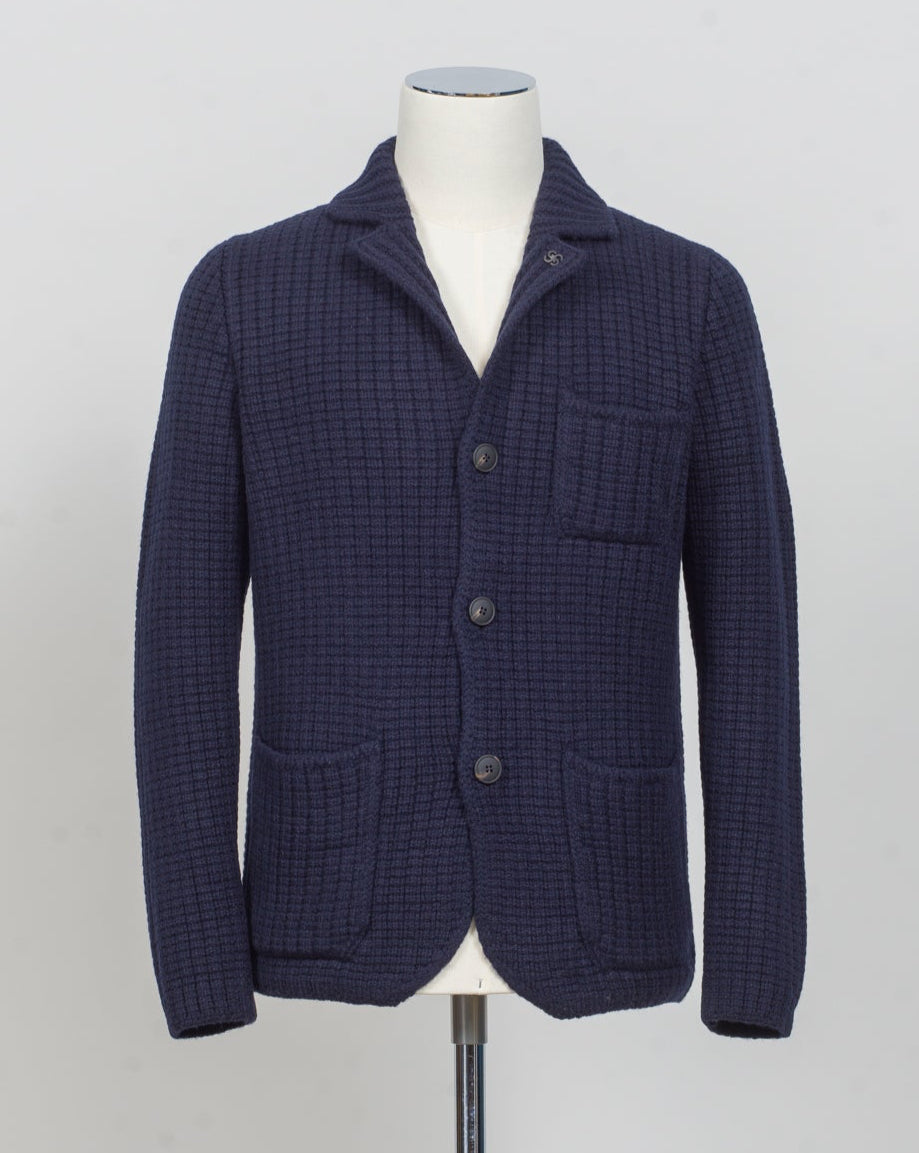 Gran Sasso Heavy Knitted Jacke
Article: 10166 / 25073
Color: 598 / Navy
Composition: 100% Virgin Wool
Made in Italy