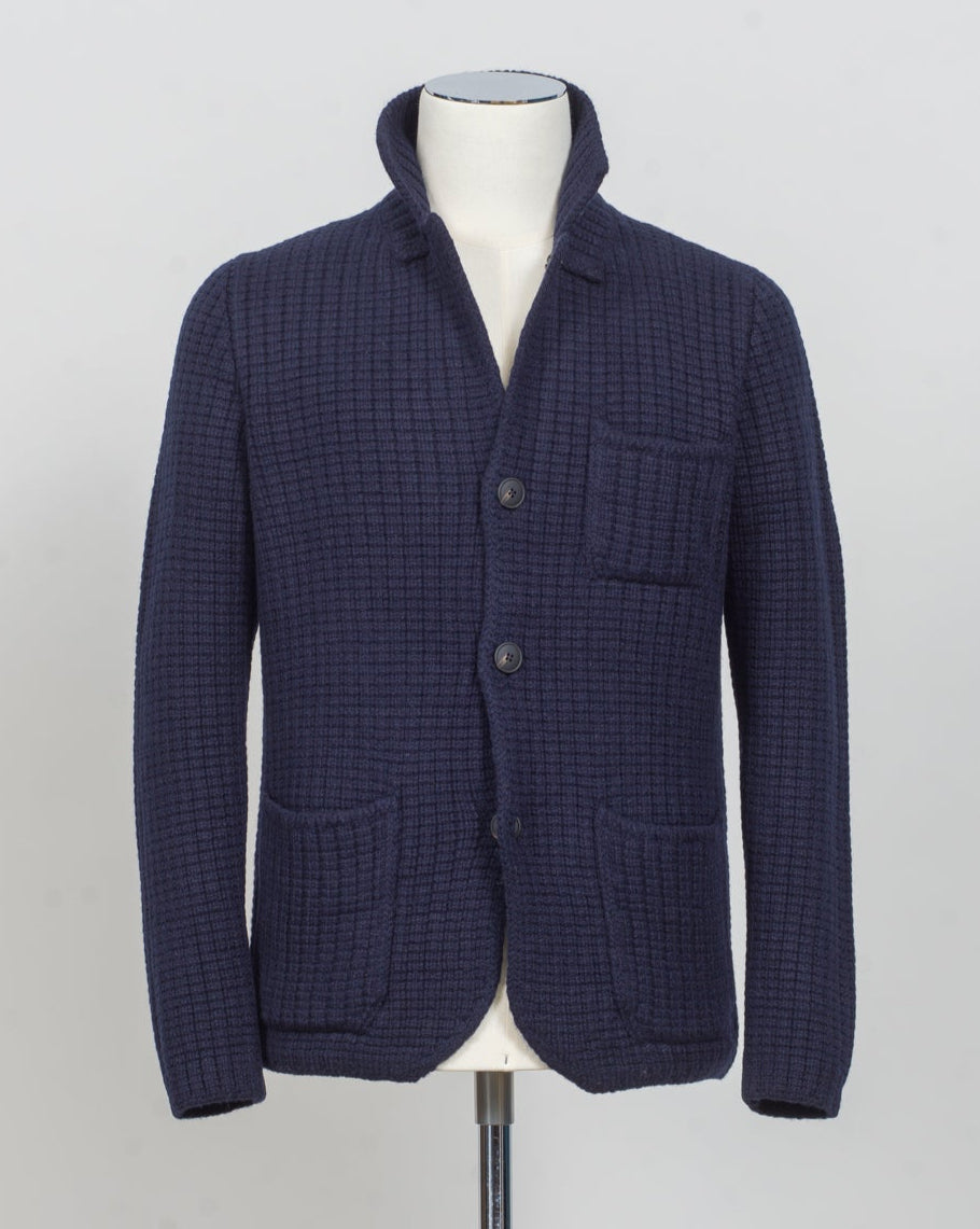Gran Sasso Heavy Knitted Jacke
Article: 10166 / 25073
Color: 598 / Navy
Composition: 100% Virgin Wool
Made in Italy