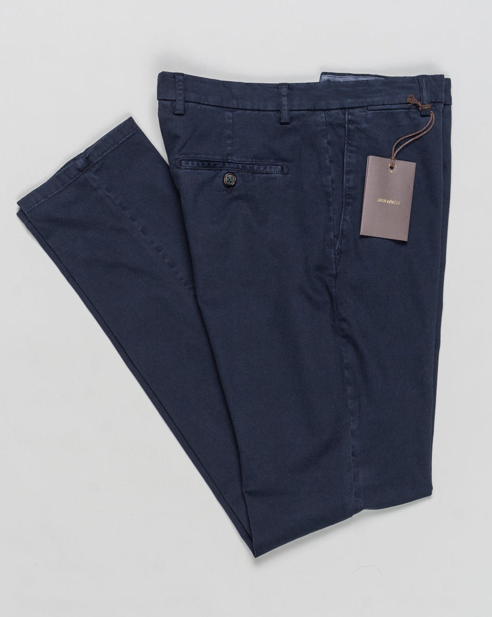 Model: vulcano23-GD
Flat front
Front pockets: slanted
Back pocket left: welt right: welt with button
Hemming: plain (chinos)
Article: xgab
Color: 665 / Navy
Composition: 98% Cotton 2% Elastan
Made in Martina Franca, Italy Berwich Garment Dyed Cotton Chinos / Navy