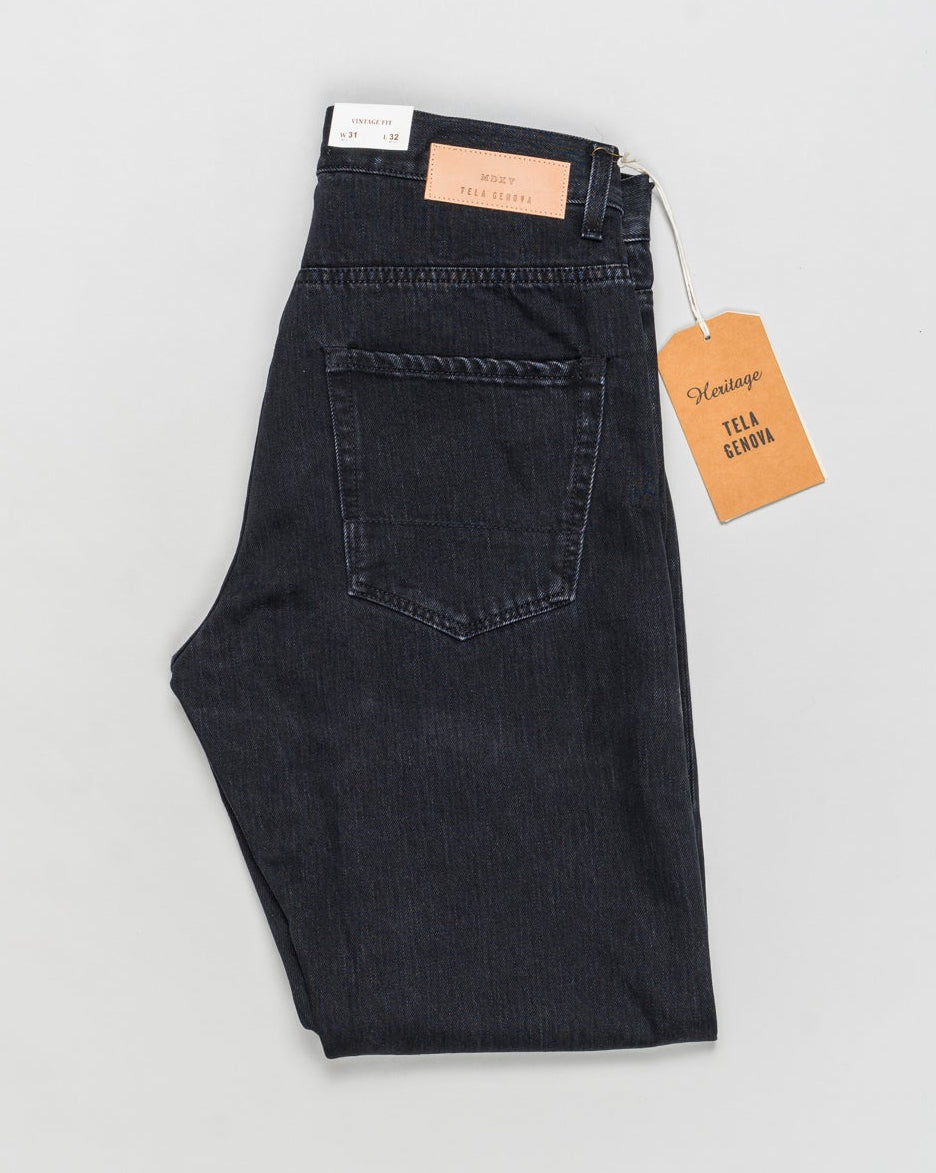 Straight fit
Quality 1D527
Wash 15956
81% cotton 19% polyester
Made in Italy
Tela Genova Vintage Fit Jeans / Washed Black