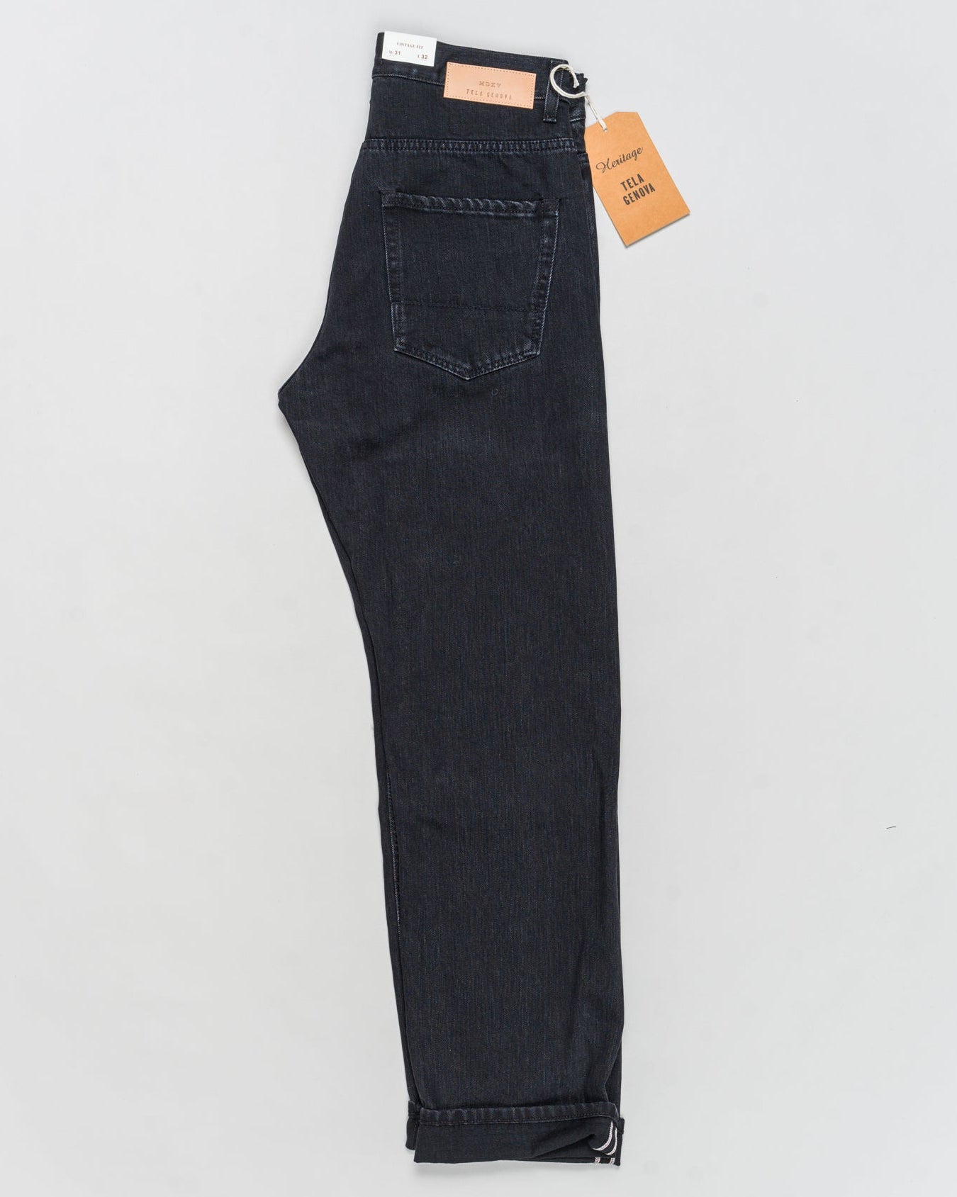 Straight fit
Quality 1D527
Wash 15956
81% cotton 19% polyester
Made in Italy
Tela Genova Vintage Fit Jeans / Washed Black