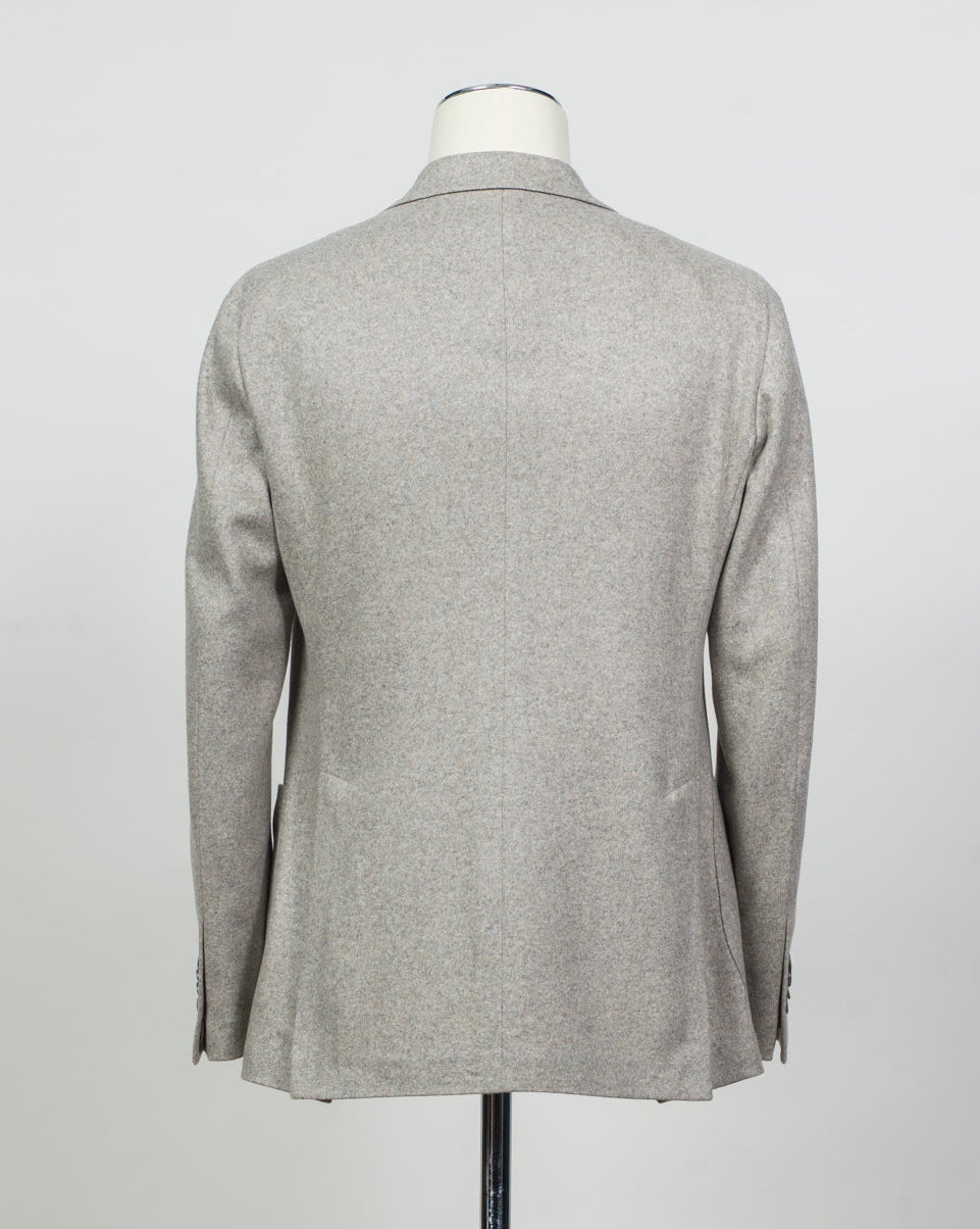 Composition: 100% Cashmere
Lining: 100% Cupro
Modello: Monte Carlo / 1SHJ22K
Color: Taupe / T1003
Unconstructed shoulder
Unlined
2 Buttons
Notch lapel
Patch pockets
Side vents
Made in Martina Franca, Italy Tagliatore Cashmere Jersey Jacket / Light Taupe