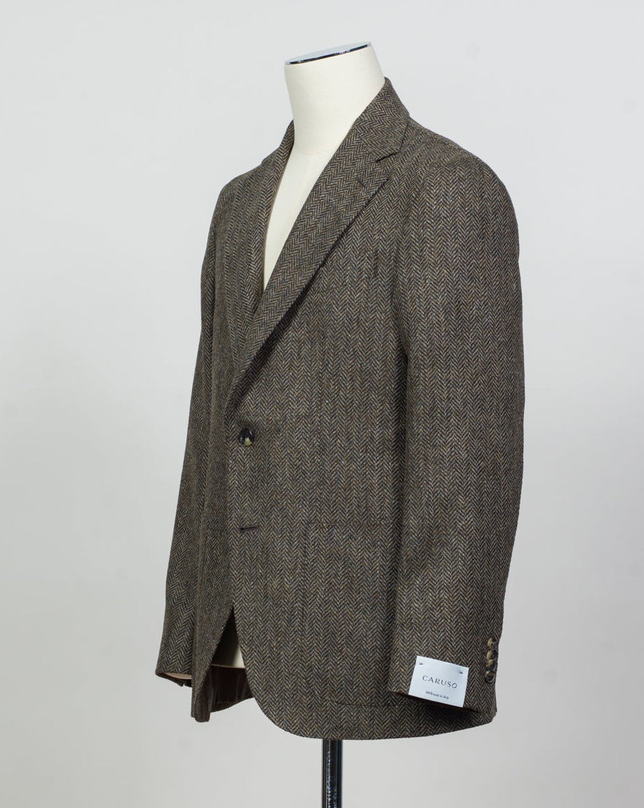 Caruso blazer impeccably tailored in Soragna, Parma, Italy.
Stunning lightness and ease of movement without losing the classic tailored elegance. These are some of the ingredients that make Italian tailoring world famous and you can find it all in Caruso garments.
Beautiful handmade detailing and naturally with a full canvas structure inside.
Model: Aida
Article: 509758
Composition: 100% Wool
Color: 0550 / Brown
2 Patch Pockets
Side vents
Fully Lined
Made in Soragna, Italy Caruso Herringbone Woo