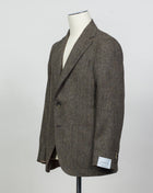 Caruso blazer impeccably tailored in Soragna, Parma, Italy.
Stunning lightness and ease of movement without losing the classic tailored elegance. These are some of the ingredients that make Italian tailoring world famous and you can find it all in Caruso garments.
Beautiful handmade detailing and naturally with a full canvas structure inside.
Model: Aida
Article: 509758
Composition: 100% Wool
Color: 0550 / Brown
2 Patch Pockets
Side vents
Fully Lined
Made in Soragna, Italy Caruso Herringbone Woo