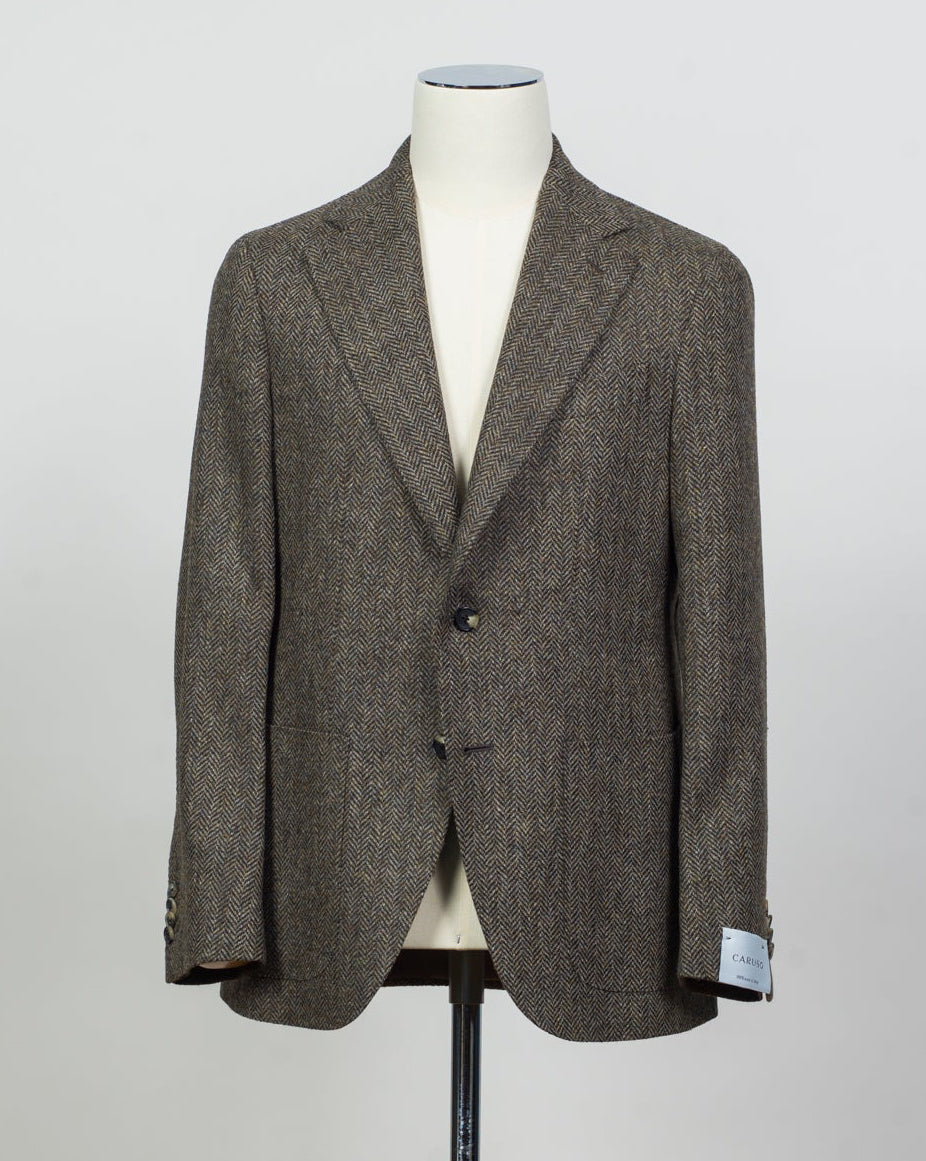 Caruso blazer impeccably tailored in Soragna, Parma, Italy.
Stunning lightness and ease of movement without losing the classic tailored elegance. These are some of the ingredients that make Italian tailoring world famous and you can find it all in Caruso garments.
Beautiful handmade detailing and naturally with a full canvas structure inside.
Model: Aida
Article: 509758
Composition: 100% Wool
Color: 0550 / Brown
2 Patch Pockets
Side vents
Fully Lined
Made in Soragna, Italy Caruso Herringbone Woo