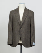 Caruso blazer impeccably tailored in Soragna, Parma, Italy.
Stunning lightness and ease of movement without losing the classic tailored elegance. These are some of the ingredients that make Italian tailoring world famous and you can find it all in Caruso garments.
Beautiful handmade detailing and naturally with a full canvas structure inside.
Model: Aida
Article: 509758
Composition: 100% Wool
Color: 0550 / Brown
2 Patch Pockets
Side vents
Fully Lined
Made in Soragna, Italy Caruso Herringbone Woo