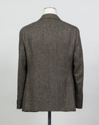 Caruso blazer impeccably tailored in Soragna, Parma, Italy.
Stunning lightness and ease of movement without losing the classic tailored elegance. These are some of the ingredients that make Italian tailoring world famous and you can find it all in Caruso garments.
Beautiful handmade detailing and naturally with a full canvas structure inside.
Model: Aida
Article: 509758
Composition: 100% Wool
Color: 0550 / Brown
2 Patch Pockets
Side vents
Fully Lined
Made in Soragna, Italy Caruso Herringbone Woo