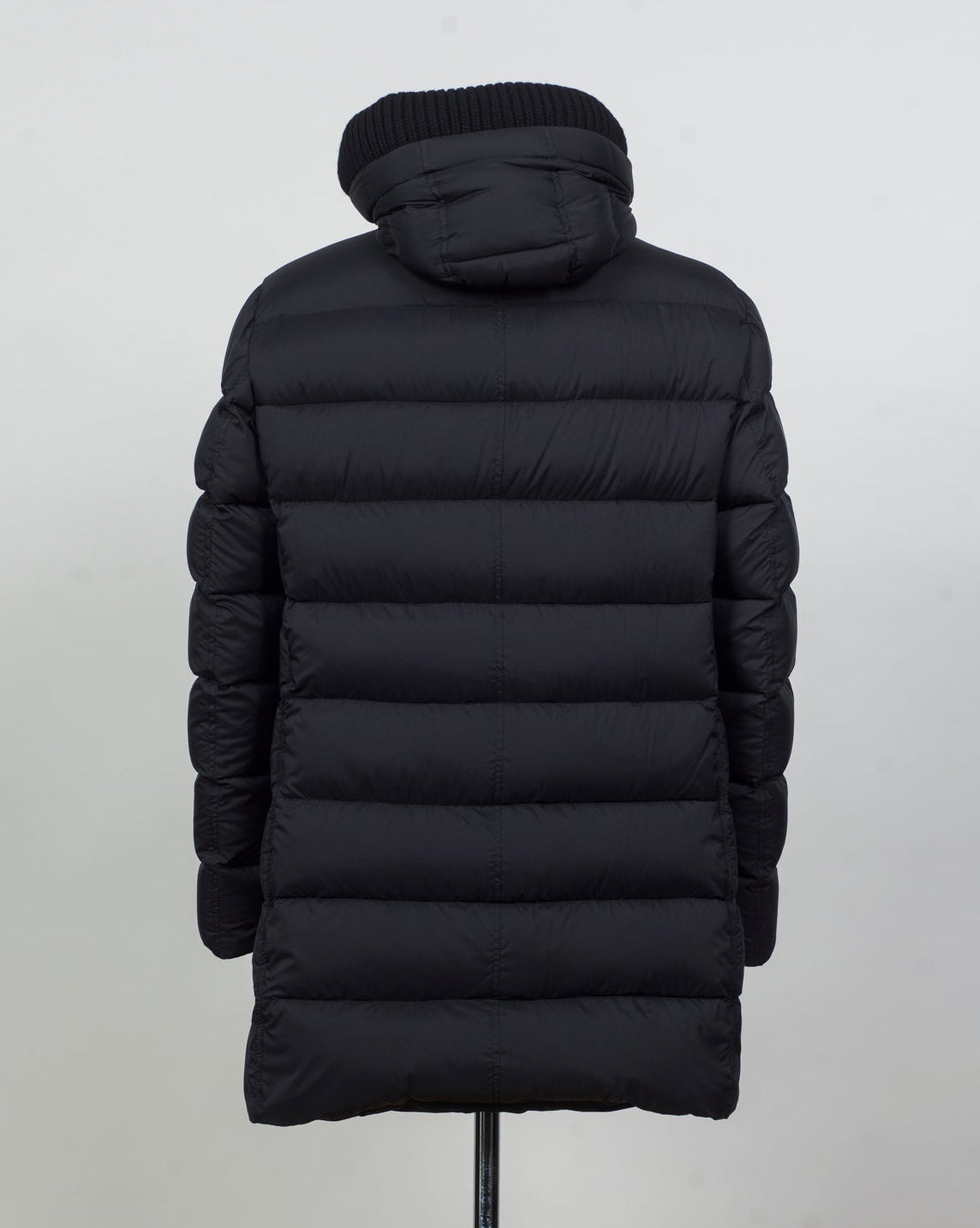 Article: PI003ULE-M02 12456Z 9300
Color: Black
Main fabric: 100% nylon
Coating: polyurethane
Main Lining: 100% nylon
Trimming: 100% wool
Padding: 90% goose down, 10% goose feather
Hood Padding: 100% polyester
Side pockets with flap and snap button fastening
Chest pockets with snap button fastening
Hood with removable trimming
Regular fit Herno Down Parka / Black