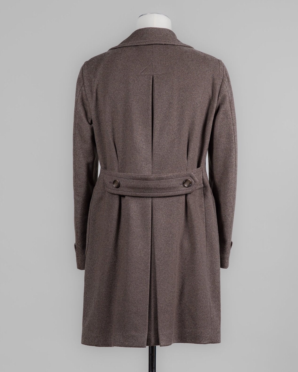 Model: Carlo/Z
Fully Lined
Unconstructed shoulder
Color: T1321 / Taupe
Composition: 100% Cashmere
Made in Martina France, Italy Tagliatore Double-Breasted Cashmere Overcoat / Taupe