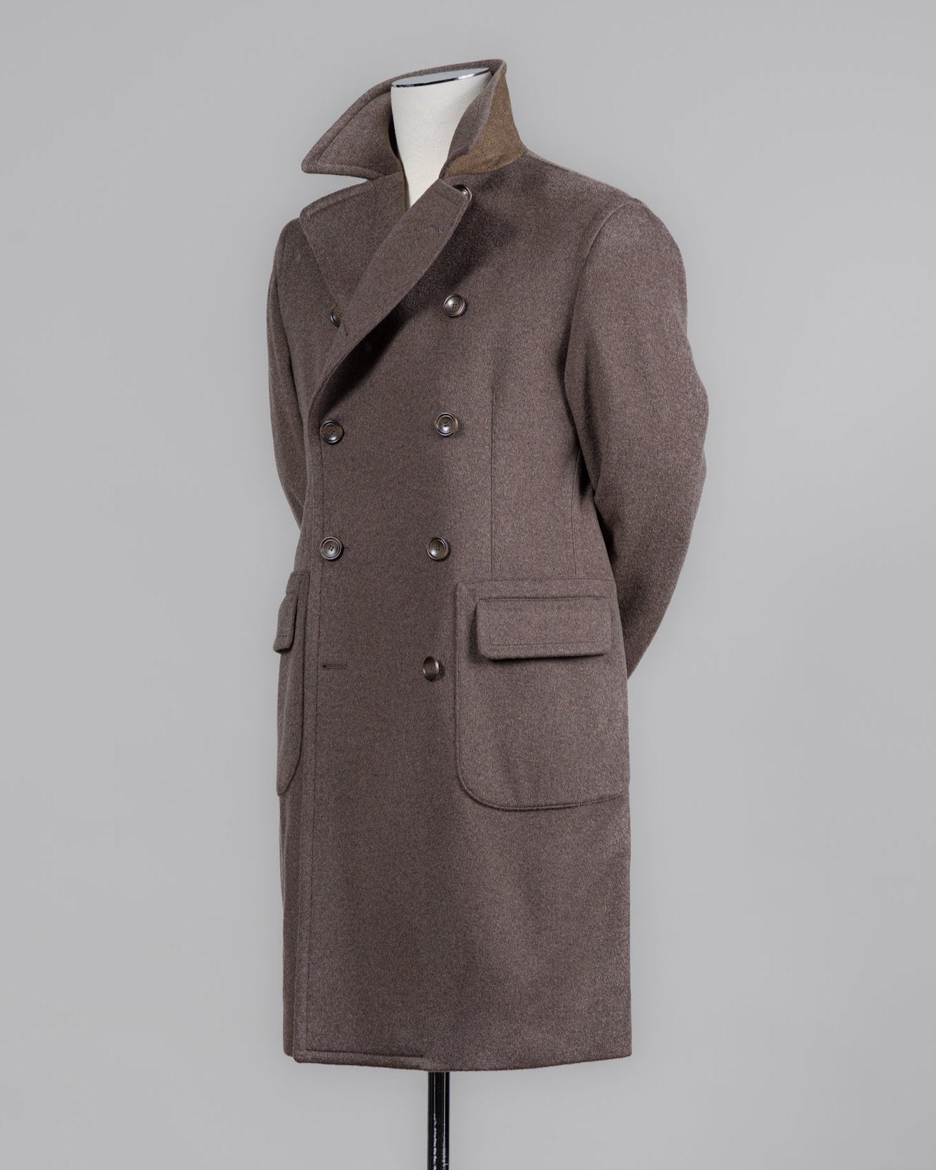 Model: Carlo/Z
Fully Lined
Unconstructed shoulder
Color: T1321 / Taupe
Composition: 100% Cashmere
Made in Martina France, Italy Tagliatore Double-Breasted Cashmere Overcoat / Taupe