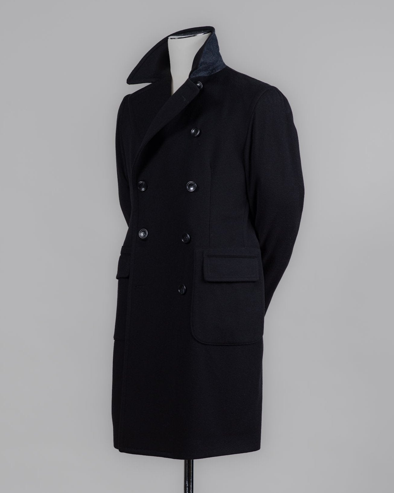 Model: Carlo/Z
Fully Lined
Unconstructed shoulder
Color: N5051 / Black
Composition: 90% Wool 10% Cashmere
Made in Martina France, Italy Tagliatore Double-Breasted Overcoat / Black