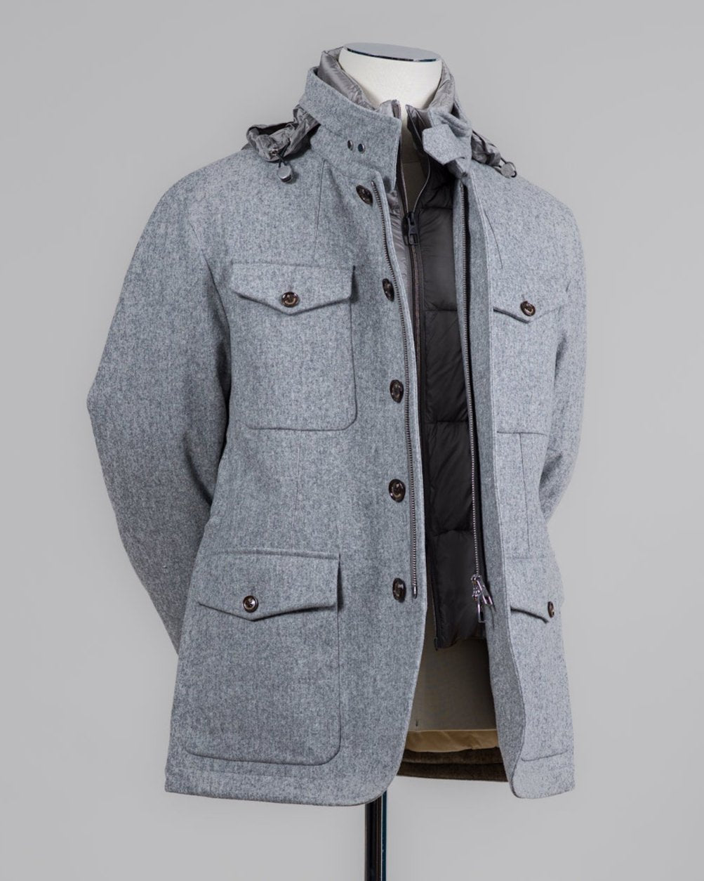 Article: F07MUCX536
Color: Light Grey / 242
Down insulated (Duck / 90% down, 10% feathers)
Outer fabric: 90% Wool 10% Polyamide
Lining 1: 100% Polyester
Lining 2: 100% Polyamide
4 pockets with flaps Montecore Flannel Field Down Jacket / Light Grey