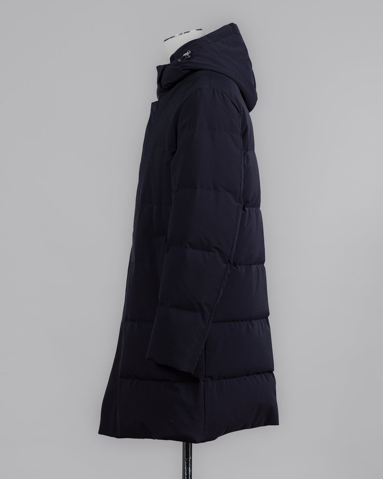 Article: F07MUCX755
Color: Navy / 89
Down insulated (Duck / 90% down, 10% feathers)
Outer fabric: 91% Polyester 9% Elastan
Lining: 100% pa (Nylon)
2 slanted pockets Montecore Aerotwill Down Coat / Navy