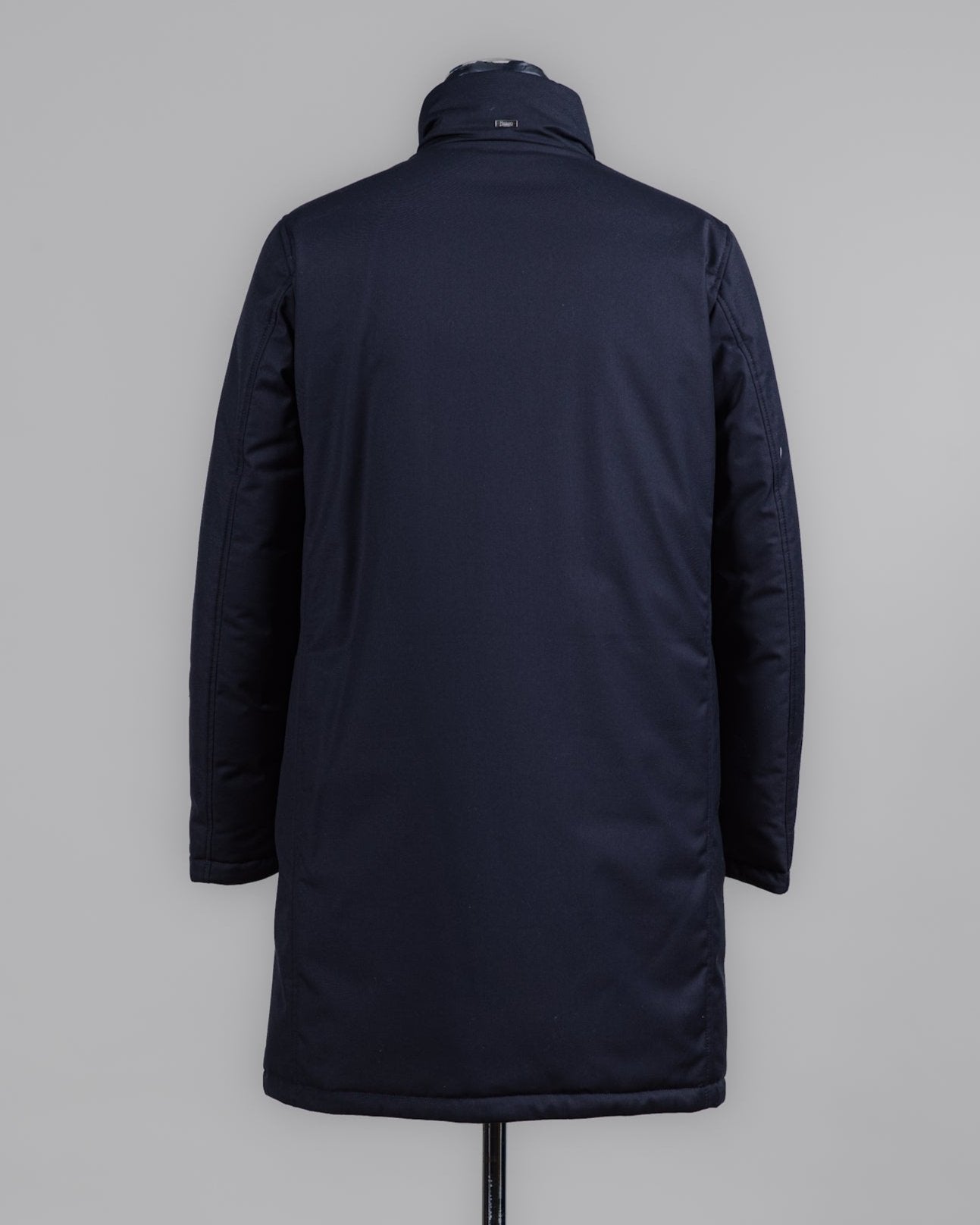 External material: 80% Pl, 20%Vi
Padding: 80% Down 20% Feather
Lining 100% Ny
Two way zipper in front
Detachable bib (neckwarmer)
Slanted pockets in front
Article: PI001192U 12638
Color: 9200 / Navy
80% Down 20% Waterfowl Feathers
Mod. PI001192U 12638 9200 Herno Down Coat / Navy