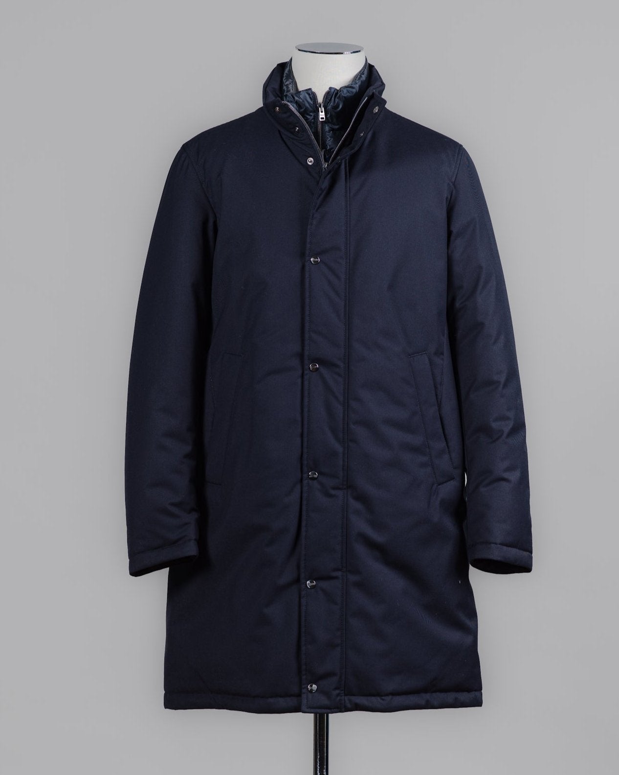 External material: 80% Pl, 20%Vi
Padding: 80% Down 20% Feather
Lining 100% Ny
Two way zipper in front
Detachable bib (neckwarmer)
Slanted pockets in front
Article: PI001192U 12638
Color: 9200 / Navy
80% Down 20% Waterfowl Feathers
Mod. PI001192U 12638 9200 Herno Down Coat / Navy