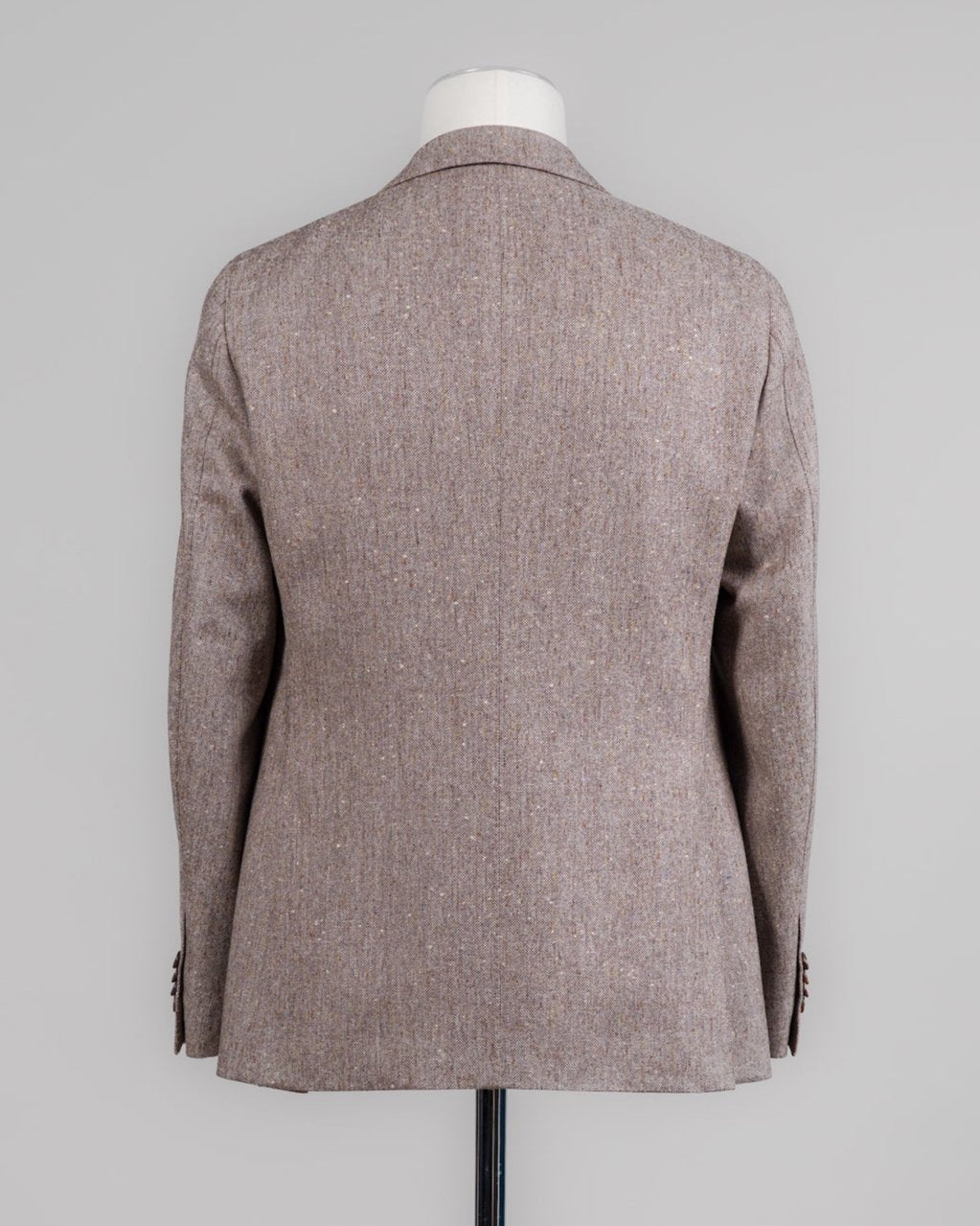 Caruso blazer impeccably tailored in Soragna, Parma, Italy.
Stunning lightness and ease of movement without losing the classic tailored elegance. These are some of the ingredients that make Italian tailoring world famous and you can find it all in Caruso garments.
Beautiful handmade detailing and naturally with a full canvas structure inside.
Full canvas
Fully lined
Unconstructed shoulder
Model: Aida
Composition: 90% Wool, 5% Silk, 3% Linen, 2% Cashmere
Color: 0570 / Light Brown Caru