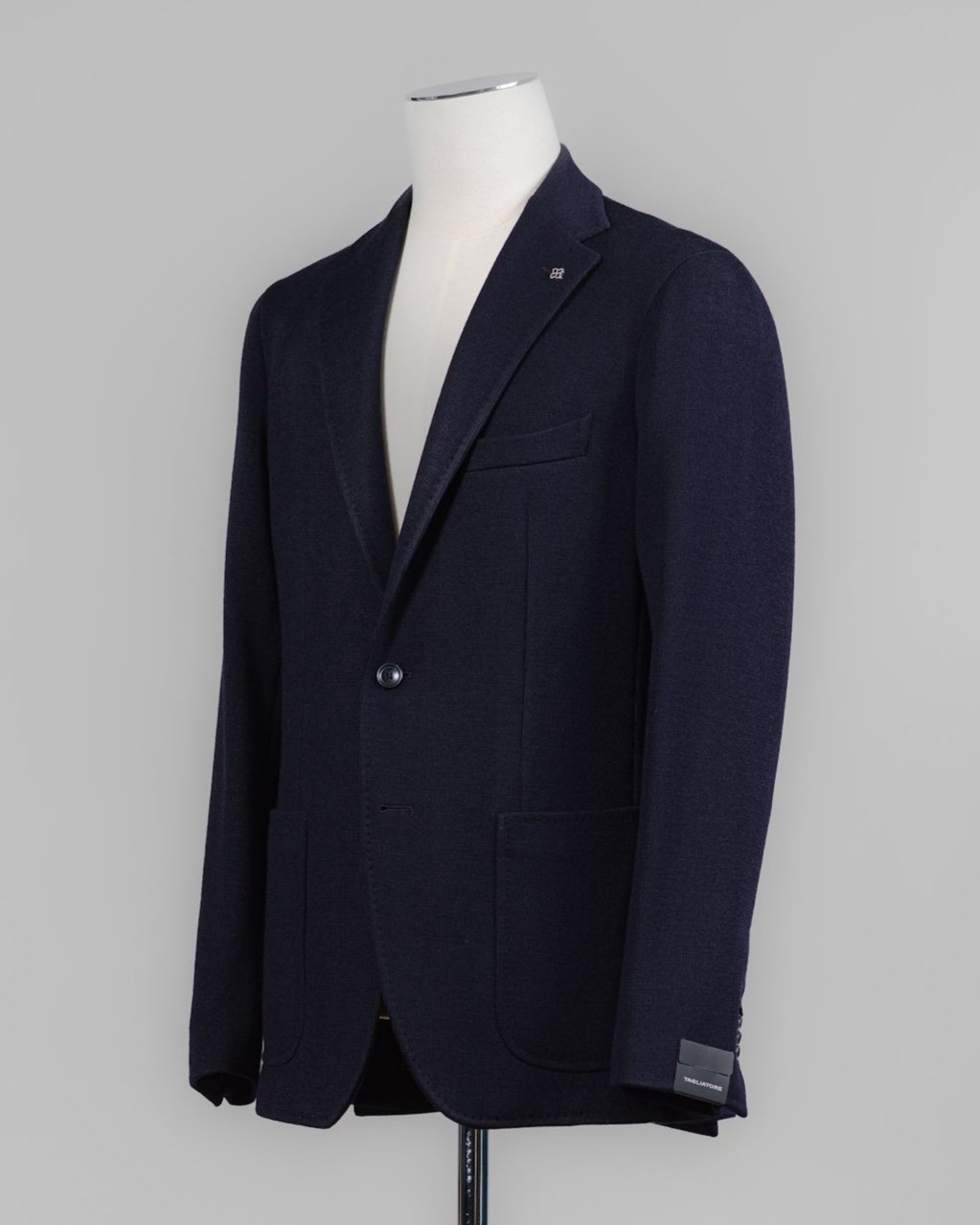Composition: 40% Polyester 30% Virgin Wool 30% Acrylic
Modello: Monte Carlo / 1SMJ22K
Color: Navy / B3343
Unconstructed shoulder
Unlined
2 Buttons
Notch lapel
Patch pockets
Side vents
Made in Martina Franca, Italy Tagliatore Jersey Knit Jacket / Navy