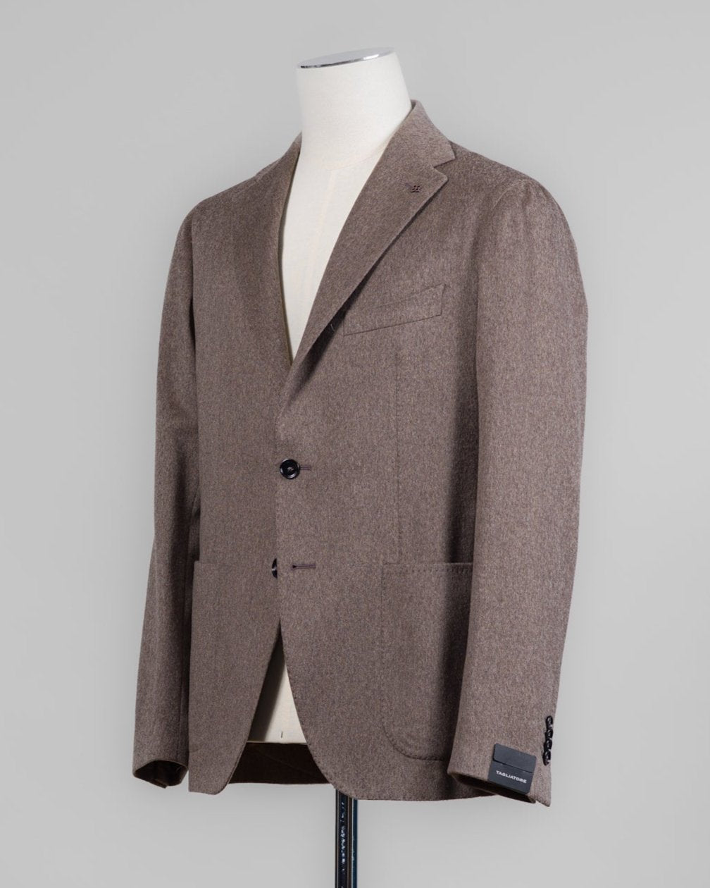 Composition: 50% Cashmere 50% Virgin wool
Modello: Monte Carlo / 1SMC22K
Color: Taupe / T3212
Unconstructed shoulder
Unlined
2 Buttons
Notch lapel
Patch pockets
Side vents
Made in Martina Franca, Italy Tagliatore Cashmere & Wool Jacket / Taupe