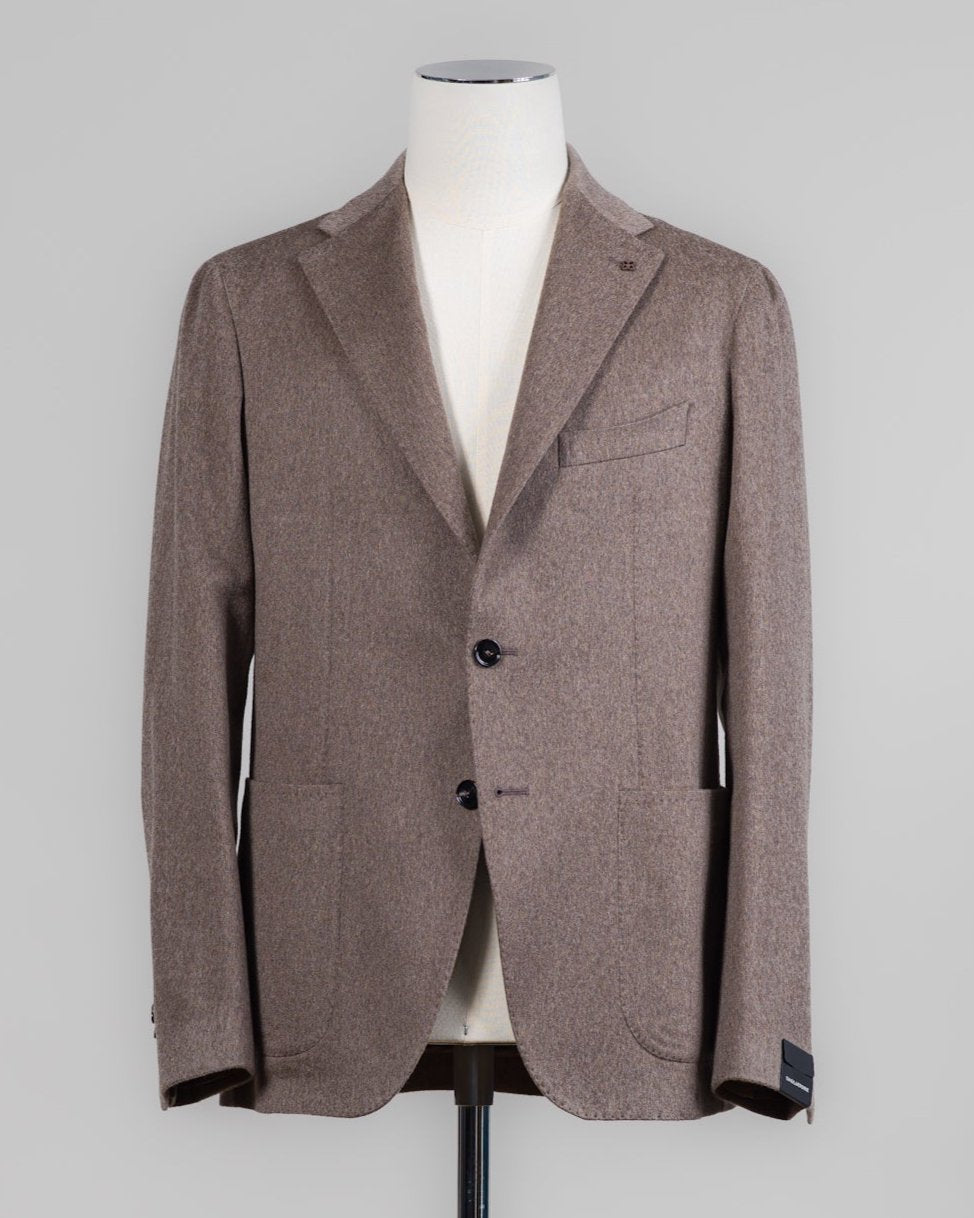 Composition: 50% Cashmere 50% Virgin wool
Modello: Monte Carlo / 1SMC22K
Color: Taupe / T3212
Unconstructed shoulder
Unlined
2 Buttons
Notch lapel
Patch pockets
Side vents
Made in Martina Franca, Italy Tagliatore Cashmere & Wool Jacket / Taupe