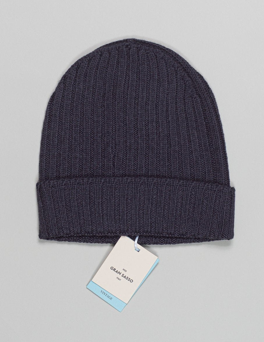Article: 23190/22700
Color: 914 / Dark Grey
Composition: 100% Virgin Wool
Vintage (Washed)
Made in Italy Gran Sasso Vintage Merino Wool Beanie / Dark Grey