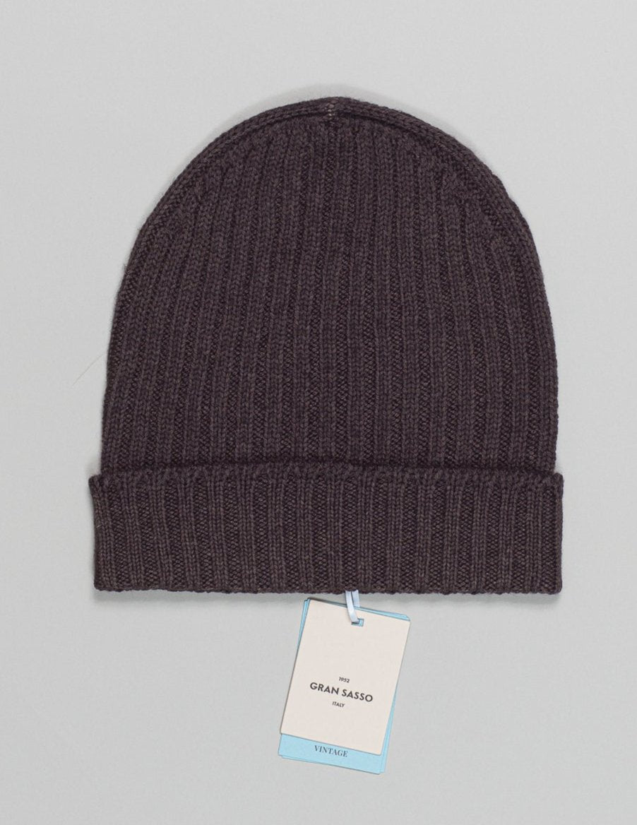 Article: 23190/22700
Color: 308 / Dark Brown
Composition: 100% Virgin Wool
Vintage (Washed)
Made in Italy Gran Sasso Vintage Merino Wool Beanie / Dark Brown