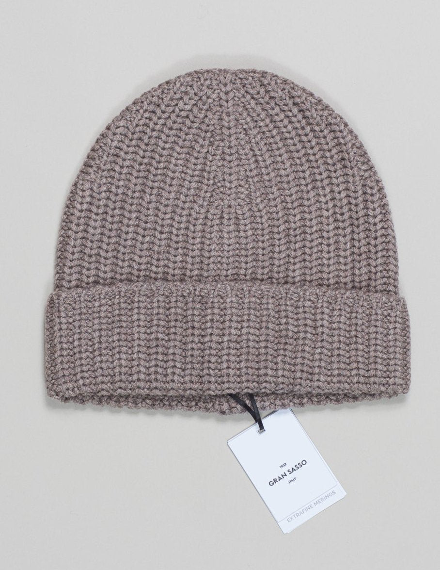 Article: 10160/14232
Color: 140 / Light Taupe
Composition: 100% Virgin Wool (Extrafine Merino)
Made in Italy Gran Sasso Merino Wool Beanie / Light Taupe