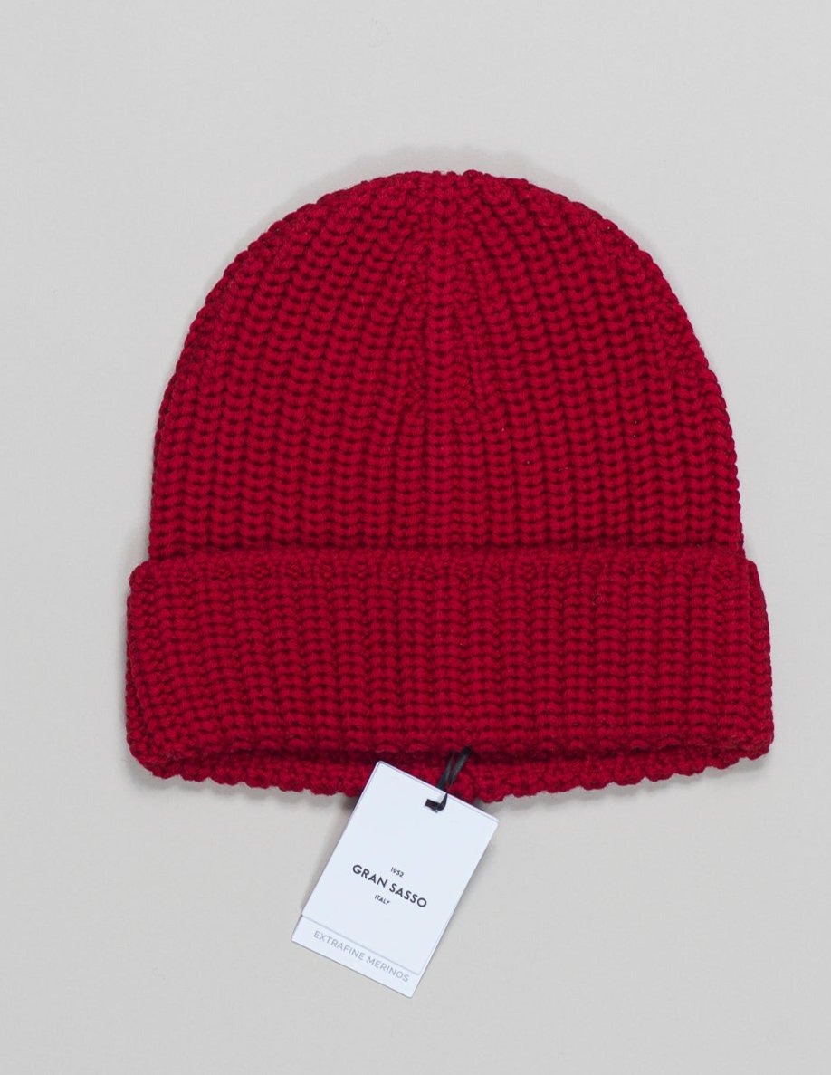 Article: 10160/14232
Color: 289 / Red
Composition: 100% Virgin Wool (Extrafine Merino)
Made in Italy
Gran Sasso Merino Wool Beanie / Red