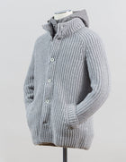 Regular fit
Corncob stitching
Gauge 3
Removable bib with hood and two-way hood zip
Button fastening
Water-repellent treatment
Welt pockets
Padded with wadding
Article: MC000150U 70016 
Main Fabric: 100% Wool
Padding: 100% Polyester
Color: 9404 / Light Grey Herno Infinity Wool & Ecoage Cardigan / Light Grey
