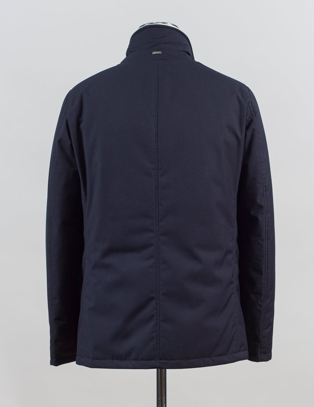 External material: 80% Pl, 20%Vi
Padding: 80% Down 20% Waterfowl Feathers
Lining 100% Ny
Buttons in front
Detachable bib (neckwarmer)
Flap pockets in front
Article: PI001189U 12638
Color: 9200 / Navy Herno Down Padded Jacket / Navy