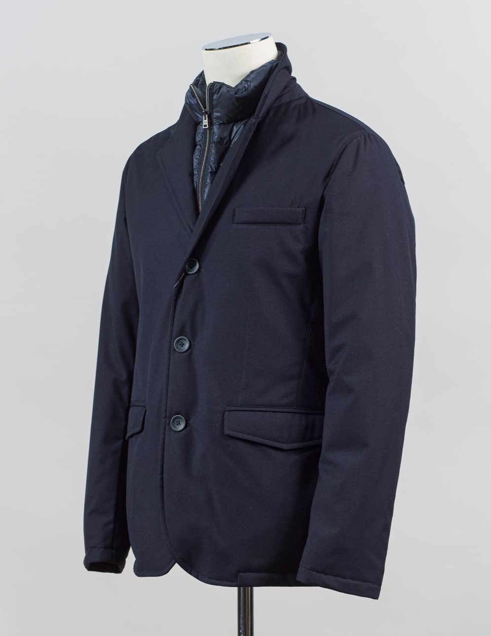 External material: 80% Pl, 20%Vi
Padding: 80% Down 20% Waterfowl Feathers
Lining 100% Ny
Buttons in front
Detachable bib (neckwarmer)
Flap pockets in front
Article: PI001189U 12638
Color: 9200 / Navy Herno Down Padded Jacket / Navy