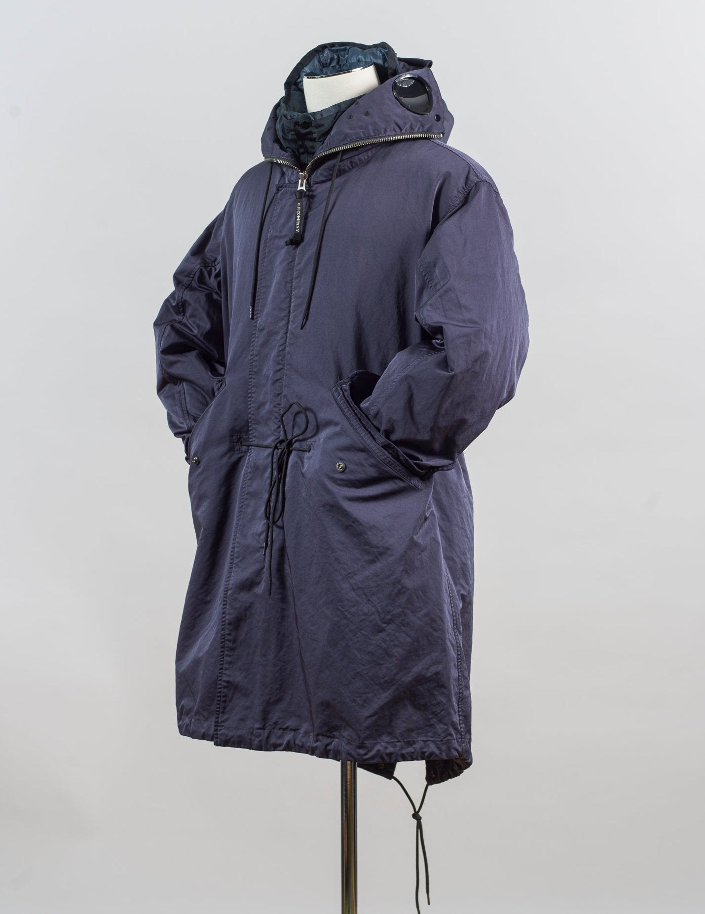 External fabric: 66% Polyester 34% Polyamide
Real Corozo buttons
Article: 17CMOW227A 110089G
Color: Black Sand / 995
Detachable down layer
External Fabric: 100% Polyamide
Lining: 100% Polyamide
Filling: 90% Grey duck down 10% feather C.P. Company Micro Kei Explorer Jacket / Black Sand