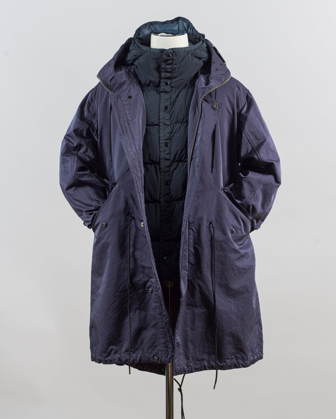 External fabric: 66% Polyester 34% Polyamide
Real Corozo buttons
Article: 17CMOW227A 110089G
Color: Black Sand / 995
Detachable down layer
External Fabric: 100% Polyamide
Lining: 100% Polyamide
Filling: 90% Grey duck down 10% feather C.P. Company Micro Kei Explorer Jacket / Black Sand