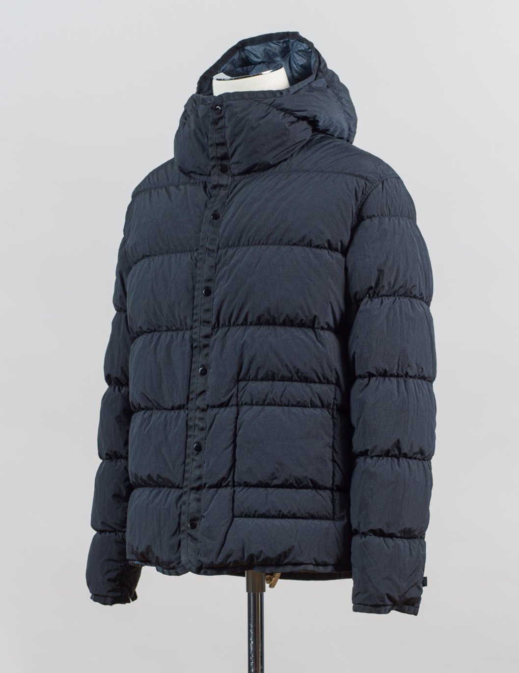 External fabric: 66% Polyester 34% Polyamide
Lens detail on left sleeve
Real Corozo buttons
Article: 17CMOW224A 110089G
Color: Black / 999
Detachable down layer
External Fabric: 100% Polyamide
Lining: 100% Polyamide
Filling: 90% Grey duck down 10% feather C.P Company Micro Kei La Mille Jacket / Black